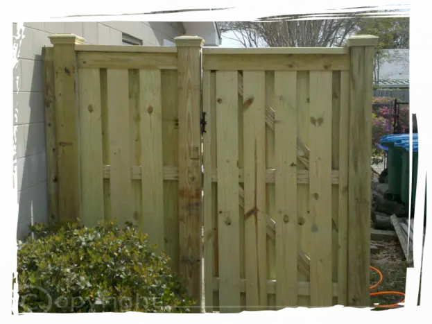 Shadowbox Premium Cap Wood Privacy Fence
